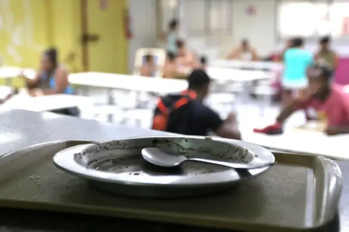 Pesquisa do IBGE revela que 49% das prefeituras brasileiras não têm estrutura para políticas de segurança alimentar. Apenas metade dos municípios conta com conselhos ativos de combate à fome.