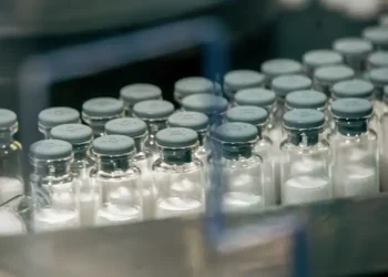 A vacina contra dengue desenvolvida pelo Instituto Butantan pode ser aprovada pela Anvisa até o fim da próxima semana. A agência também anunciou o uso de inteligência artificial para acelerar a análise de medicamentos.