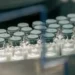 A vacina contra dengue desenvolvida pelo Instituto Butantan pode ser aprovada pela Anvisa até o fim da próxima semana. A agência também anunciou o uso de inteligência artificial para acelerar a análise de medicamentos.