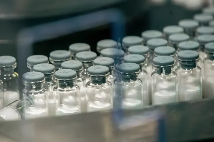 A vacina contra dengue desenvolvida pelo Instituto Butantan pode ser aprovada pela Anvisa até o fim da próxima semana. A agência também anunciou o uso de inteligência artificial para acelerar a análise de medicamentos.
