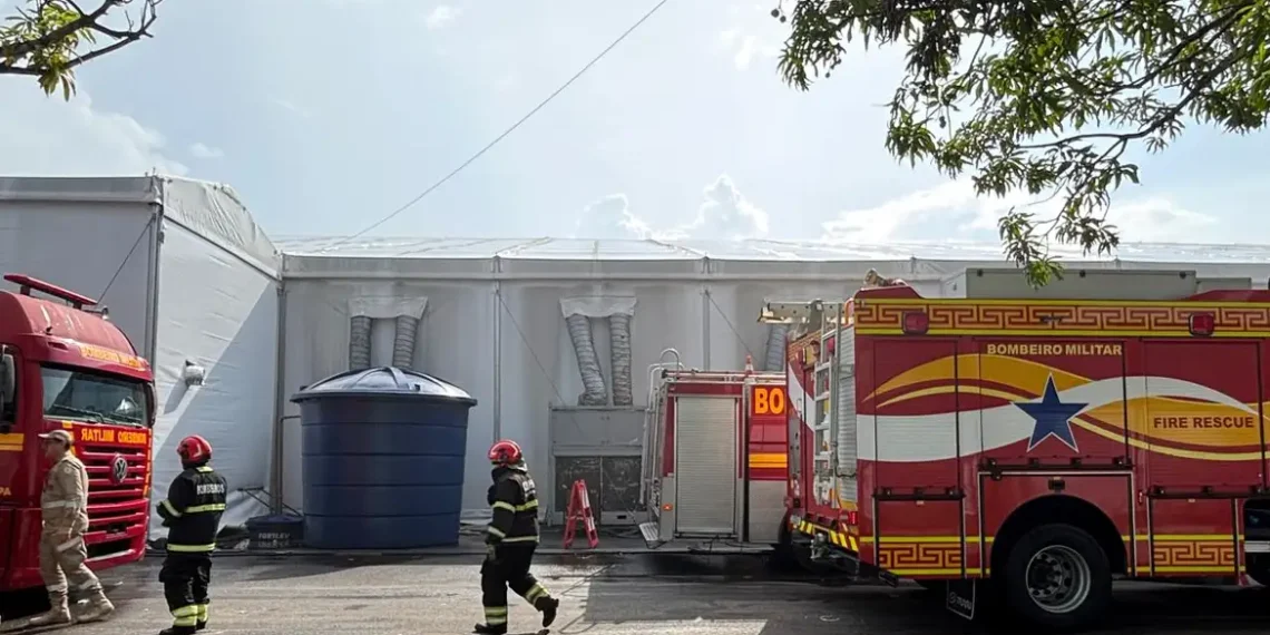 Incêndio na Zona Azul da COP30 em Belém deixa 13 pessoas com sintomas de inalação de fumaça. Atividades foram suspensas enquanto equipe avalia segurança do espaço.