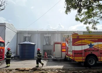 Incêndio na Zona Azul da COP30 em Belém deixa 13 pessoas com sintomas de inalação de fumaça. Atividades foram suspensas enquanto equipe avalia segurança do espaço.