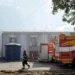 Incêndio na Zona Azul da COP30 em Belém deixa 13 pessoas com sintomas de inalação de fumaça. Atividades foram suspensas enquanto equipe avalia segurança do espaço.