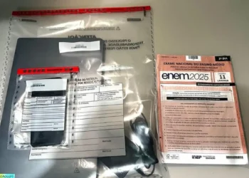 Polícia Federal inicia a Operação Profeta para apurar suspeita de vazamento de questões semelhantes às do Enem 2025; ação levou à anulação de três perguntas e antecipação do gabarito oficial.