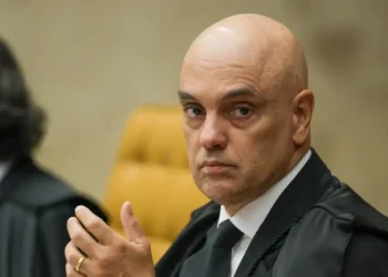 STF anula votação da Câmara e ministro Alexandre de Moraes decreta a perda do mandato de Carla Zambelli. Suplente deve assumir em 48 horas; extradição segue em análise na Itália.