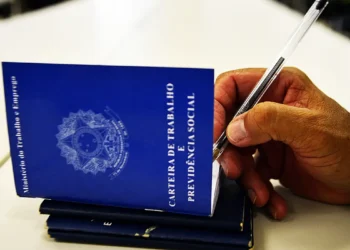 Salário mínimo será reajustado para R$ 1.621 em 2026. Valor considera inflação acumulada, crescimento do PIB e limites do arcabouço fiscal.