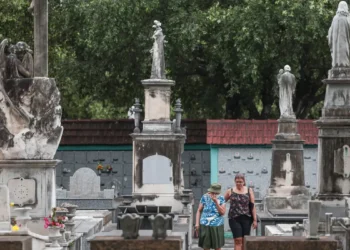 Brasil registra quase 1,5 milhão de mortes em 2024, alta de 4,6% em relação a 2023, a maior fora da pandemia, segundo dados do IBGE.