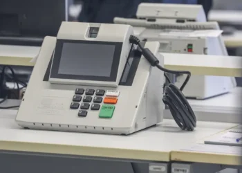 TSE conclui teste público de segurança das urnas de 2026; especialistas não encontram falhas relevantes e reforçam confiança no sistema eleitoral.