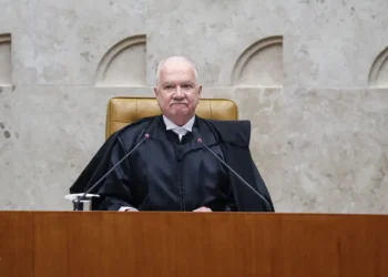 Fachin alerta sobre aumento da violência contra mulheres no Brasil e pede mudança cultural urgente. STF reafirma compromisso com responsabilização e acolhimento.