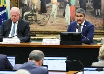 Pedido de vista coletivo adia na CCJ a votação do relatório que recomenda manter o mandato de Carla Zambelli, condenada pelo STF e presa na Itália. Defesa será ouvida na próxima reunião.