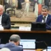 Pedido de vista coletivo adia na CCJ a votação do relatório que recomenda manter o mandato de Carla Zambelli, condenada pelo STF e presa na Itália. Defesa será ouvida na próxima reunião.