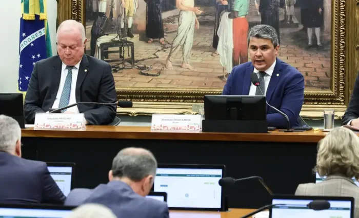 Pedido de vista coletivo adia na CCJ a votação do relatório que recomenda manter o mandato de Carla Zambelli, condenada pelo STF e presa na Itália. Defesa será ouvida na próxima reunião.
