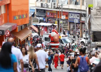 Salário mínimo será reajustado para R$ 1.621 em janeiro de 2026, com aumento real de 6,8% e impacto estimado de R$ 81,7 bilhões na economia.
