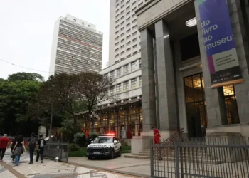 Mulher é presa suspeita de ajudar no roubo de gravuras de Matisse e Portinari da Biblioteca Mário de Andrade, em São Paulo; obras seguem desaparecidas.