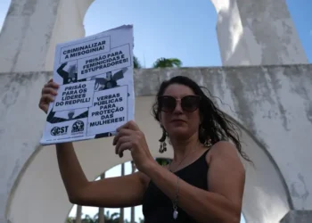 Ato nos Arcos da Lapa, no Rio de Janeiro, reuniu movimentos sociais em defesa do fim da violência contra mulheres, população LGBTQIA+ e minorias vulneráveis em todo o Brasil.