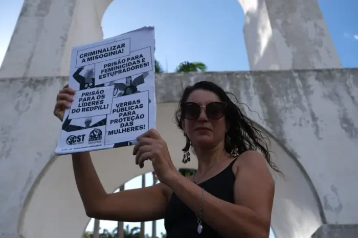 Ato nos Arcos da Lapa, no Rio de Janeiro, reuniu movimentos sociais em defesa do fim da violência contra mulheres, população LGBTQIA+ e minorias vulneráveis em todo o Brasil.
