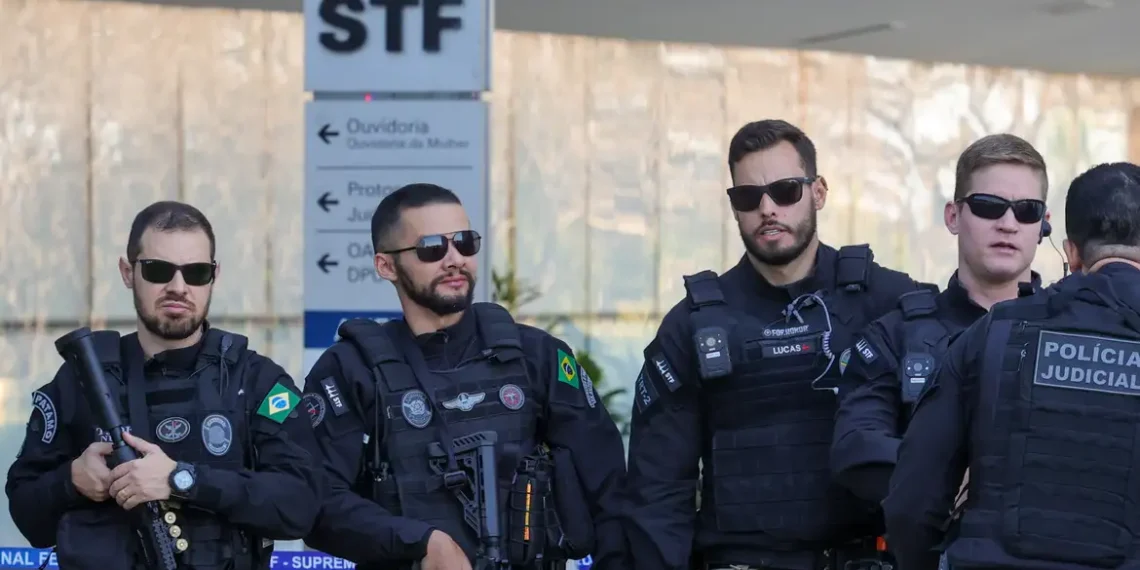 Lei sancionada por Lula reorganiza a polícia judicial, redefine cargos, amplia regras sobre porte de arma e ajusta gratificação de segurança no Judiciário.