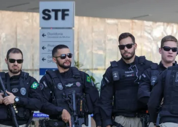 Lei sancionada por Lula reorganiza a polícia judicial, redefine cargos, amplia regras sobre porte de arma e ajusta gratificação de segurança no Judiciário.
