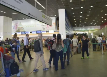 Anac intensifica a Operação Fim de Ano nos principais aeroportos do país e reforça orientações sobre direitos dos passageiros em casos de atraso, cancelamento, bagagem e overbooking.