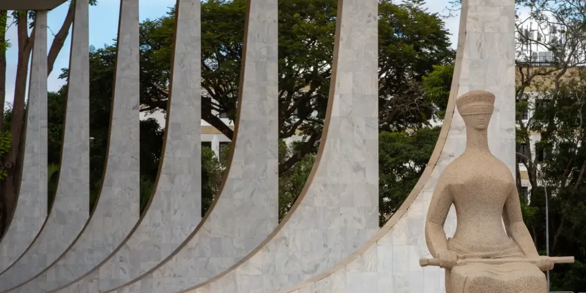 STF mantém prisões domiciliares de condenados pela trama golpista após audiências de custódia; Alexandre de Moraes aponta risco de fuga e atuação coordenada.