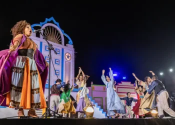 Cortejo com reisados, maracatus, pastoris e orquestras marca a prévia do Baile do Menino Deus no Recife Antigo, reunindo mais de 300 artistas em celebração à cultura popular.