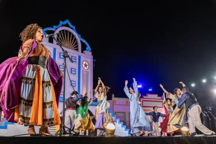 Cortejo com reisados, maracatus, pastoris e orquestras marca a prévia do Baile do Menino Deus no Recife Antigo, reunindo mais de 300 artistas em celebração à cultura popular.