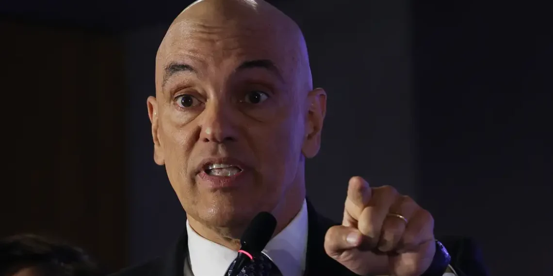 Alexandre de Moraes afirma que retirada das sanções da Lei Magnitsky representa vitória do Judiciário, da soberania nacional e da democracia do Brasil.
