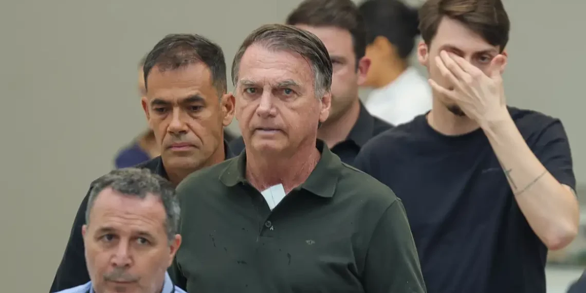 Alexandre de Moraes autoriza internação de Jair Bolsonaro para cirurgia em Brasília. Ex-presidente será operado no DF Star sob vigilância da Polícia Federal.