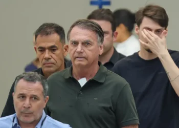 Alexandre de Moraes autoriza internação de Jair Bolsonaro para cirurgia em Brasília. Ex-presidente será operado no DF Star sob vigilância da Polícia Federal.