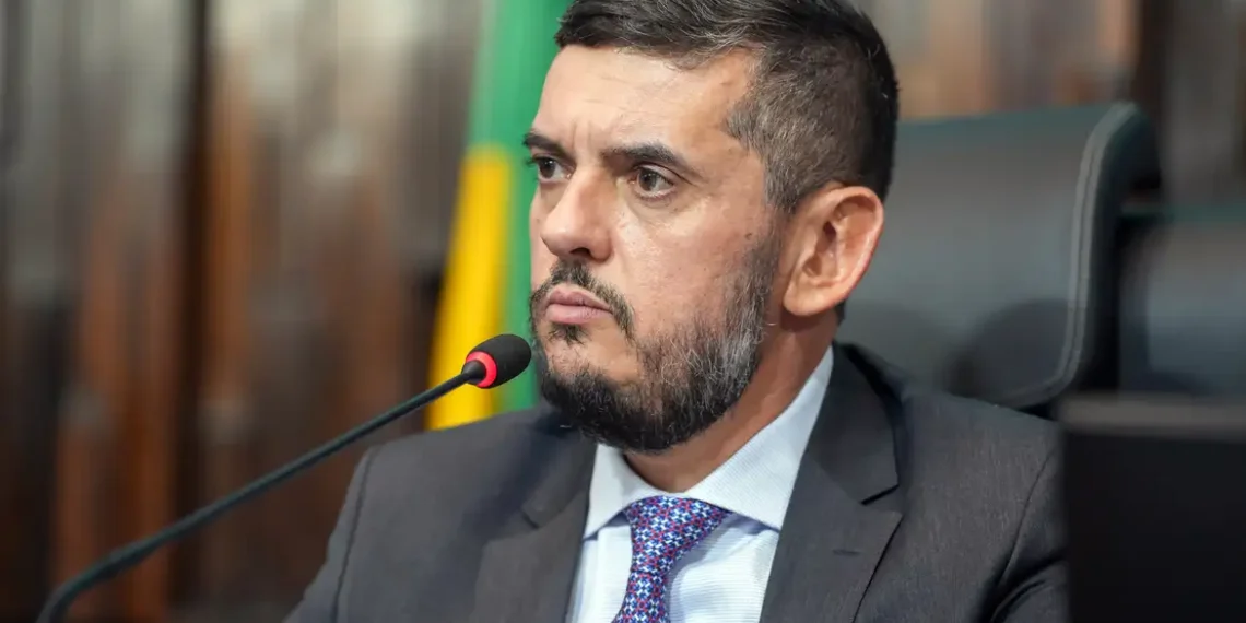Presidente da Alerj, Rodrigo Bacellar, é preso após mensagens interceptadas indicarem orientação para ocultar provas e vazamento de operações da PF.