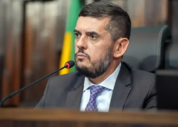 Alexandre de Moraes determina soltura do presidente da Alerj após decisão do plenário; Rodrigo Bacellar segue afastado do cargo e sob medidas cautelares.