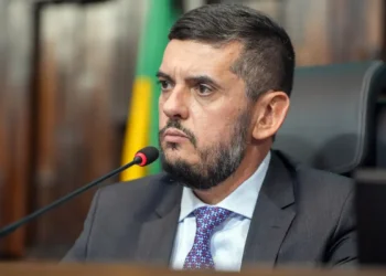 Presidente da Alerj, Rodrigo Bacellar, é preso após mensagens interceptadas indicarem orientação para ocultar provas e vazamento de operações da PF.