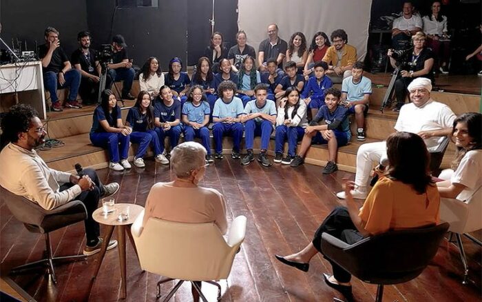 Episódio da série Adolescentes e o Mundo Digital discute ensino integral, educação digital e os desafios do uso excessivo de telas na adolescência.