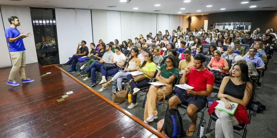 A Câmara dos Deputados lançou edital de concurso público com 70 vagas imediatas e salários de até R$ 30,8 mil. Inscrições vão de 5 a 26 de janeiro de 2026.