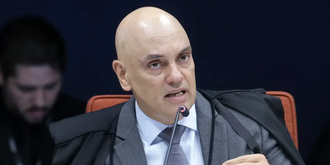Alexandre de Moraes autoriza visitas dos filhos de Jair Bolsonaro durante internação em hospital de Brasília para cirurgia, com regras e restrições definidas pelo STF.