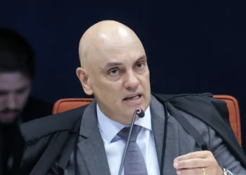 Alexandre de Moraes autoriza visitas dos filhos de Jair Bolsonaro durante internação em hospital de Brasília para cirurgia, com regras e restrições definidas pelo STF.