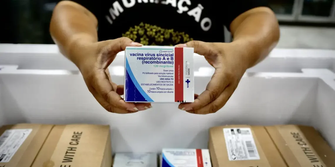 Gestantes a partir de 28 semanas passam a receber a vacina contra o vírus sincicial respiratório em São Paulo. Imunização protege bebês menores de seis meses de bronquiolite e pneumonia.