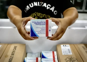Gestantes a partir de 28 semanas passam a receber a vacina contra o vírus sincicial respiratório em São Paulo. Imunização protege bebês menores de seis meses de bronquiolite e pneumonia.