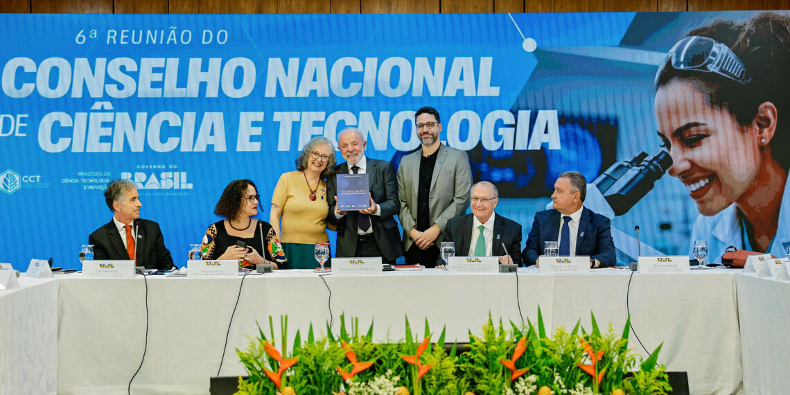 Durante reunião do CCT, Lula afirma que investir em ciência e tecnologia retorna diretamente para a população. Governo lança Estratégia Nacional de Ciência, Tecnologia e Inovação 2024-2034, com metas, eixos e foco na soberania nacional.