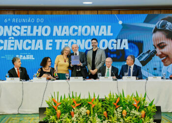 Durante reunião do CCT, Lula afirma que investir em ciência e tecnologia retorna diretamente para a população. Governo lança Estratégia Nacional de Ciência, Tecnologia e Inovação 2024-2034, com metas, eixos e foco na soberania nacional.