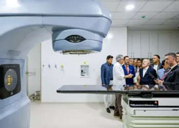 Lula inaugura centros de radioterapia em cinco cidades pelo programa Agora Tem Especialistas. Investimentos incluem aceleradores lineares, policlínicas, CERs e unidades odontológicas móveis.