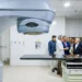 Lula inaugura centros de radioterapia em cinco cidades pelo programa Agora Tem Especialistas. Investimentos incluem aceleradores lineares, policlínicas, CERs e unidades odontológicas móveis.