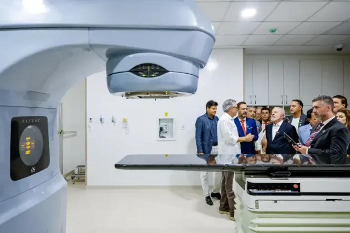 Lula inaugura centros de radioterapia em cinco cidades pelo programa Agora Tem Especialistas. Investimentos incluem aceleradores lineares, policlínicas, CERs e unidades odontológicas móveis.