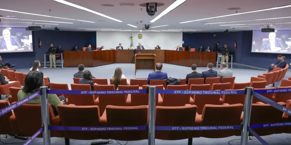 STF condena cinco réus do Núcleo 2 da trama golpista ligada ao governo Bolsonaro e absolve um por falta de provas. Penas ainda serão definidas.