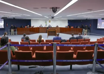 STF condena cinco réus do Núcleo 2 da trama golpista ligada ao governo Bolsonaro e absolve um por falta de provas. Penas ainda serão definidas.