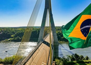 Ponte da Integração Brasil–Paraguai é inaugurada em Foz do Iguaçu com investimento do PAC e da Itaipu, ampliando comércio e mobilidade entre os países.