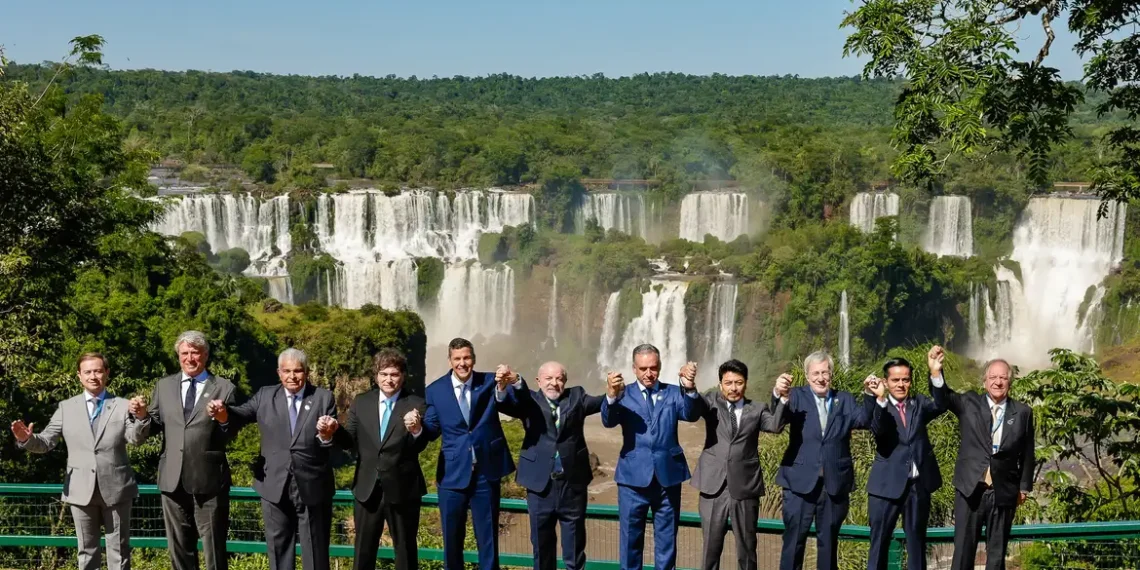 Lula anuncia adiamento do acordo de livre comércio entre União Europeia e Mercosul para janeiro e reforça compromisso europeu com a assinatura do tratado.