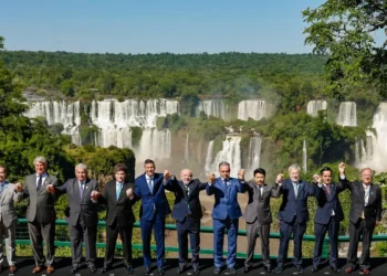 Lula anuncia adiamento do acordo de livre comércio entre União Europeia e Mercosul para janeiro e reforça compromisso europeu com a assinatura do tratado.