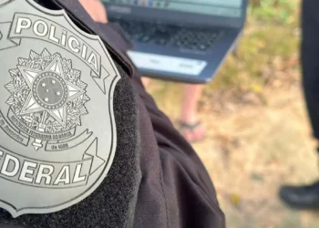 Polícia Federal realiza operações Poditor e Valquíria para combater crimes sexuais, divulgação ilegal de imagens íntimas e ameaças com apologia ao nazismo em universidades. Mandados são cumpridos em vários estados.