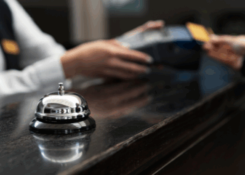 A Portaria do Ministério do Turismo, em vigor a partir de 15/12, regula os procedimentos de entrada e saída em meios de hospedagem como hotéis e pousadas. Regras claras garantem mais transparência para consumidores.